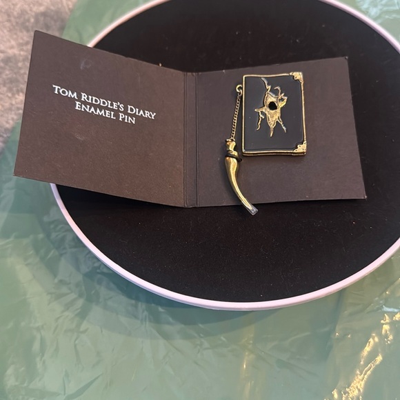 Other - Tom Riddle's Diary Enamel Pin - Black and Gold